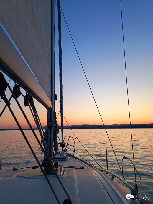 Naplemente a Balatonon vitorlásról 