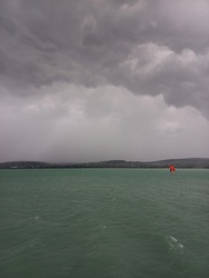 Windsurf-el a Balaton közepén