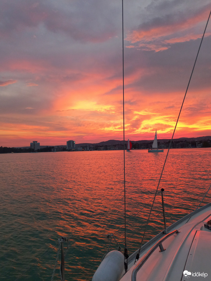 Naplemente a Balatonon vitorlásról 