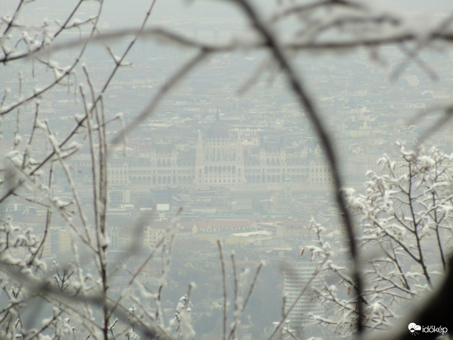 Parlament a János-hegyről