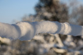 Egy szál drót-hóval betekerve