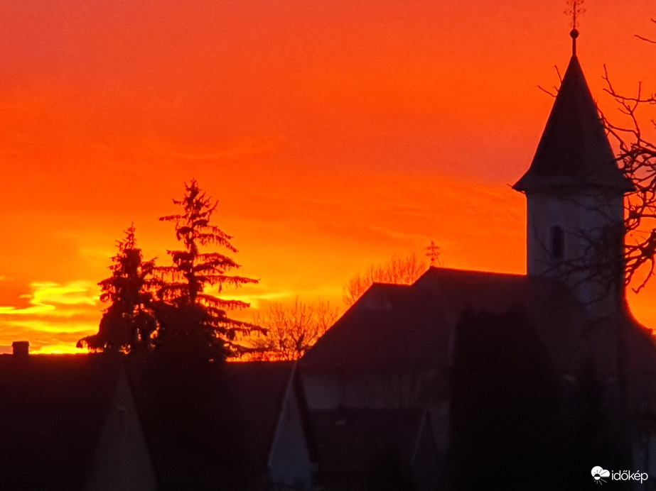 Csütörtöki napnyugta nagylengyeli templommal
