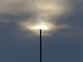 Felhők közt derengő nap + villanyoszlop = égő gyufa a'la  természet