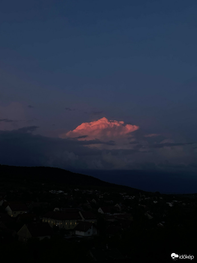 Lemenő nap fénye a távozó zivataron