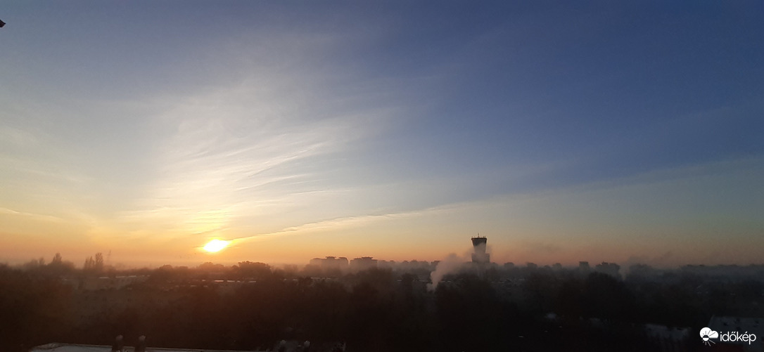 Ködös napkelte