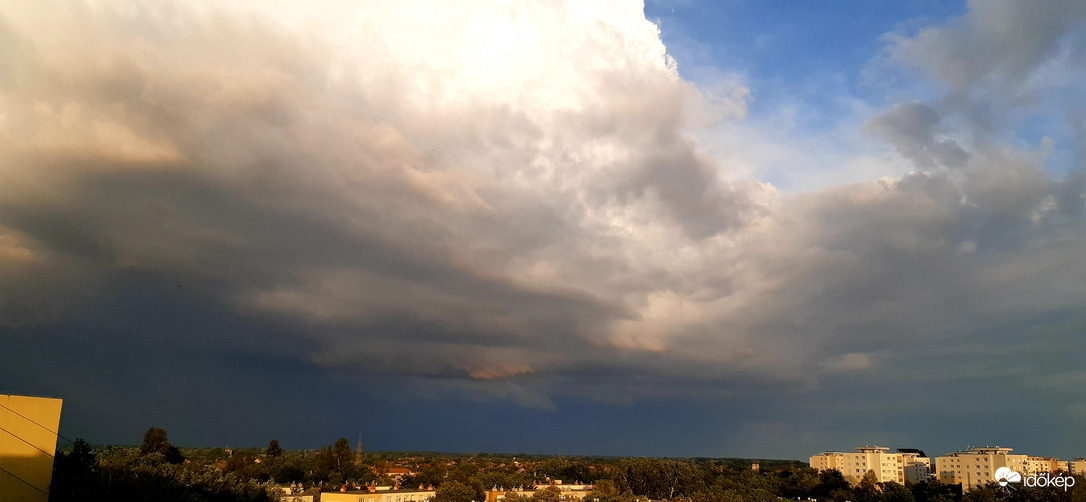 Szeged durvul...száraz zivatar. 