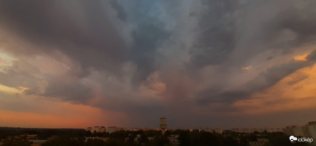Szeged zivatarfelhőkkel a napkeltében