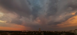 Szeged zivatarfelhőkkel a napkeltében