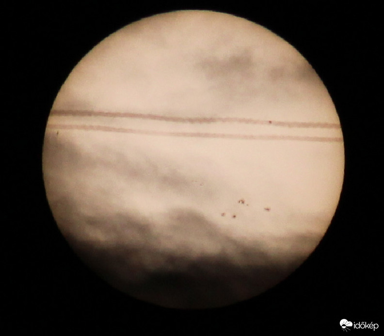 Felhők mögött a Nap és kondenz csík