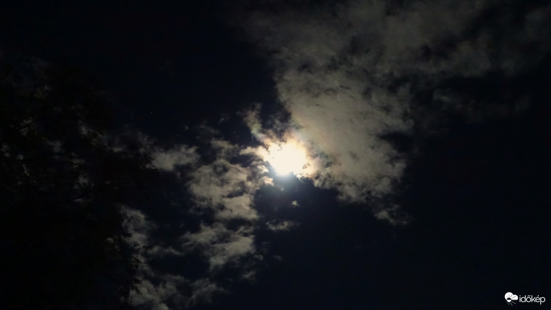 Hogy szaladnak a felhők.