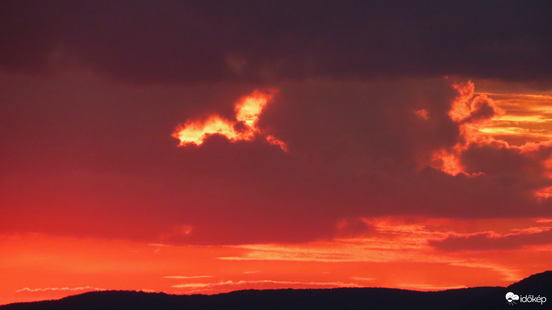 Köss egy szalagot a felhőre.