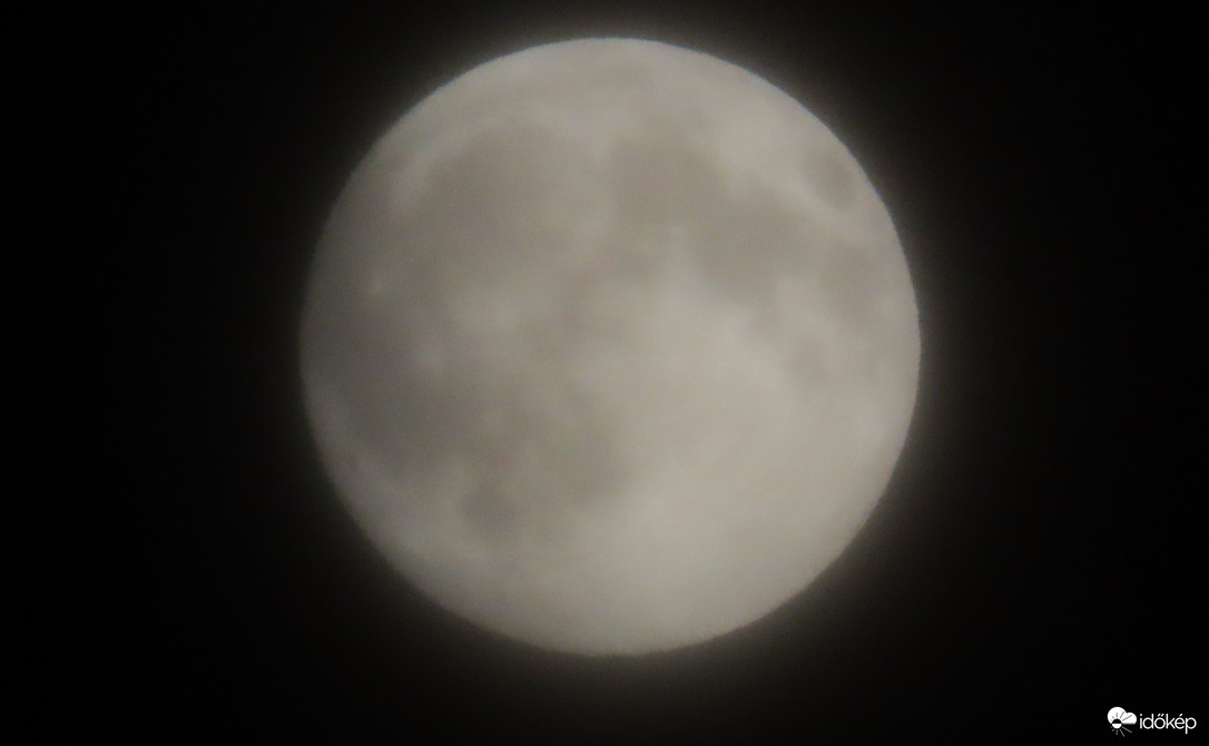 Felhők mögül áttetsző telihold