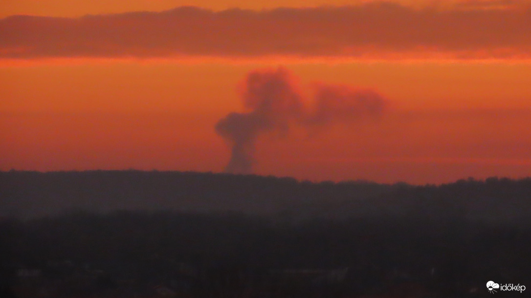 Hatalmas füst gomolygott Pest felé nézve.