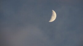 Felhők között a hold.