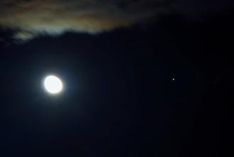 Hold Jupiter együttállás a felhők között 