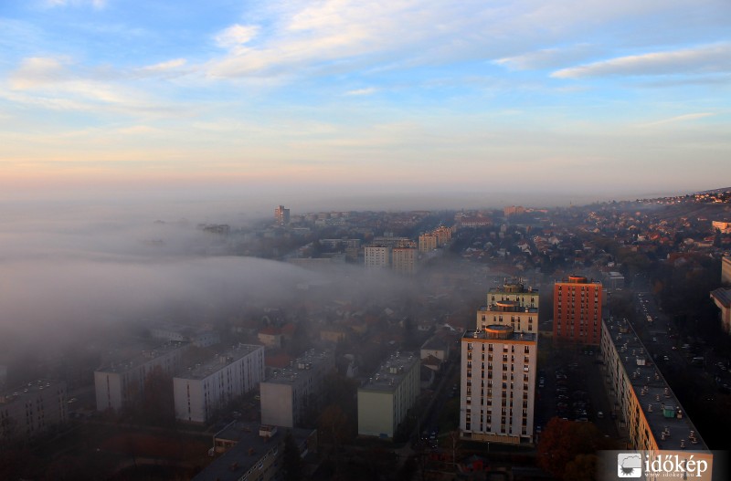 Kúszik a köd a városba. 