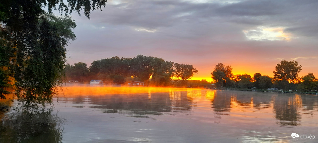 A gőzölgő szőke tisza az aranyló napkeltében ma reggel Tiszaörvényen