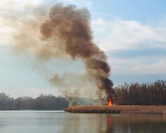 Vasárnap késő délutáni nádastűz Tiszafüreden a Tisza-tó partján