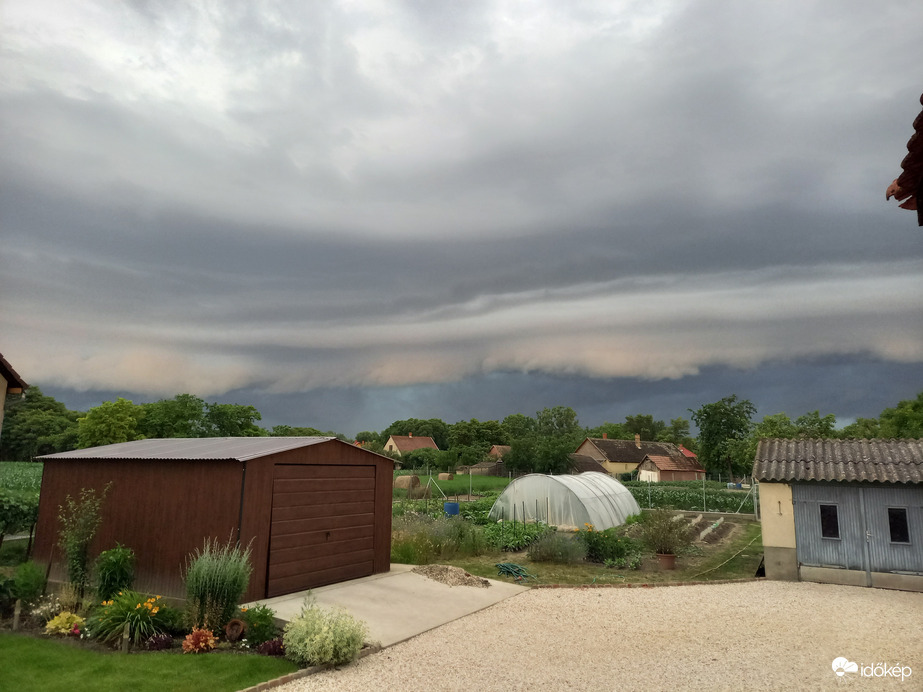 Peremfelhős zivatar