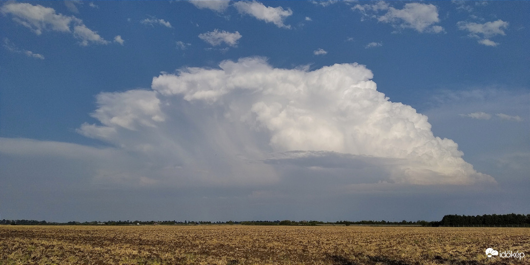 Tankönyvbe illő zivatarcella 