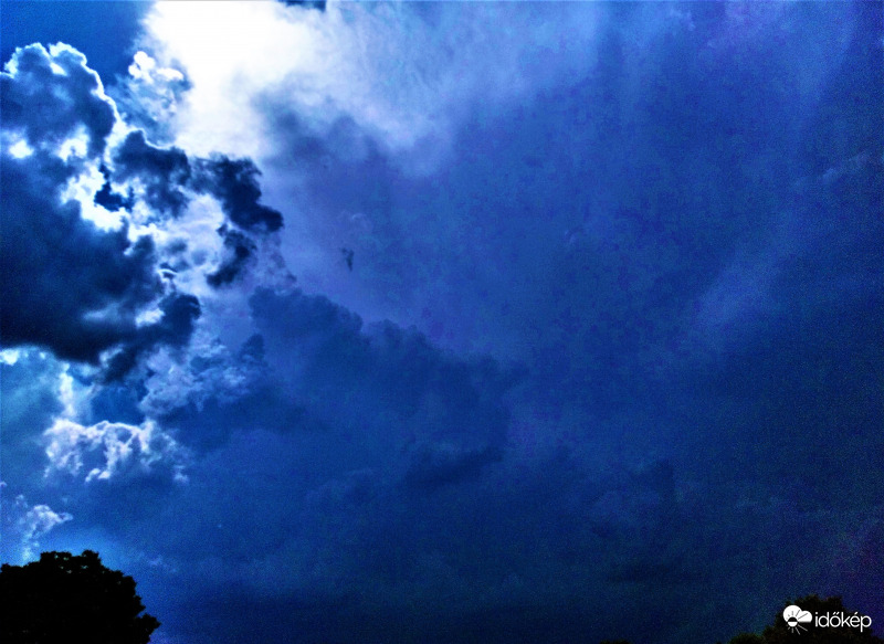 Így festett a mai távoli zivatar