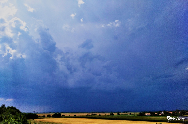 Így festett a mai távoli zivatar