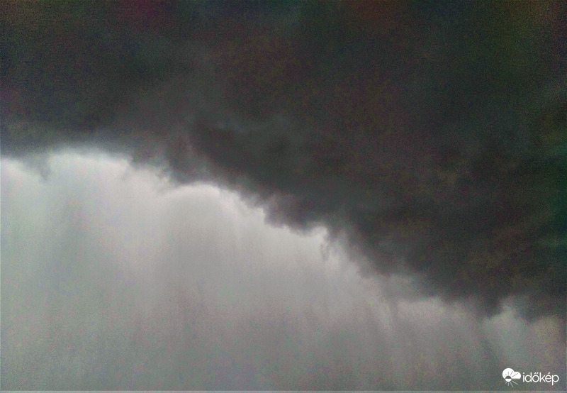 Ma reggeli sötét fellegek