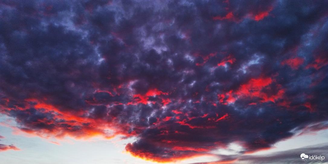 Tüzes égalja alkonyatkor 