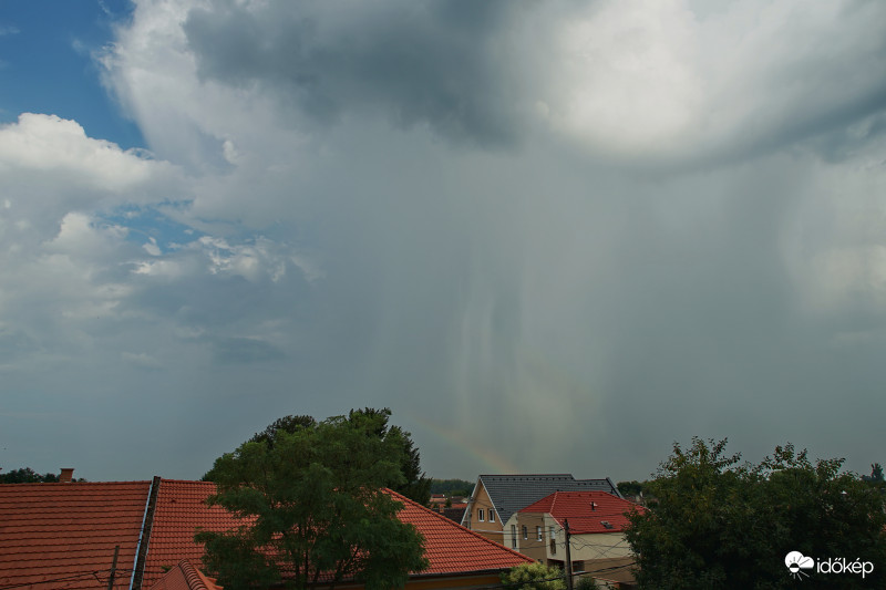 Pici szivárvány pici zivatarral.