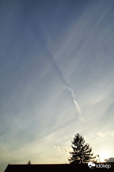 Saját árnyékára tekeredett kondenz csík.