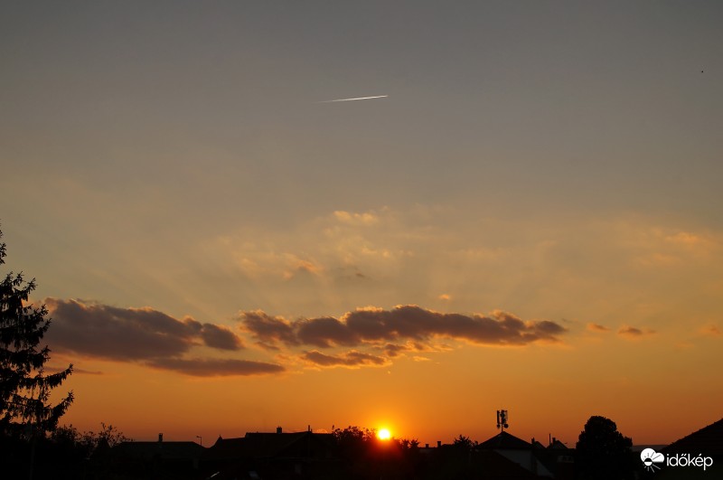 Április utolsó naplementéje.