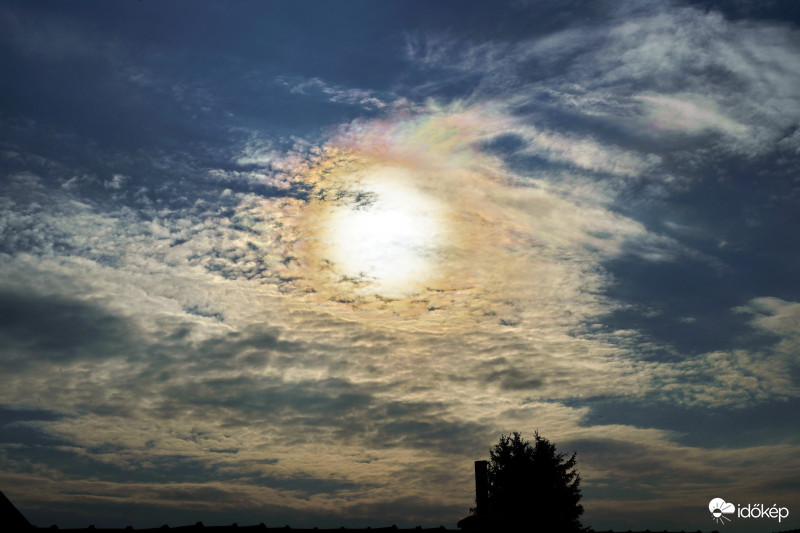 Irizálóan szép napkoszorú ma délután. :)