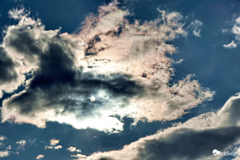 Irizáló felhők 