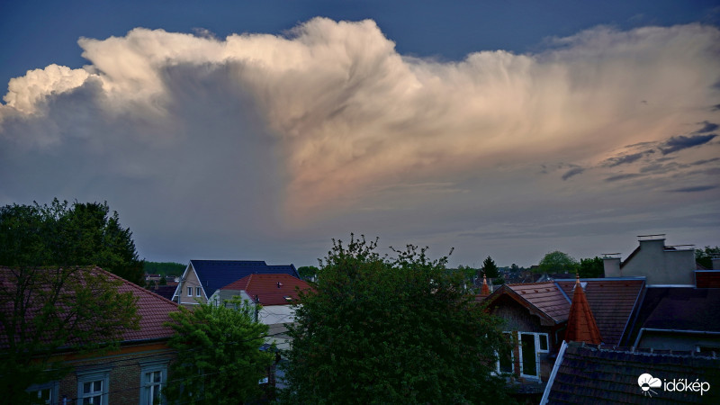 Távolodó zivatarcella.