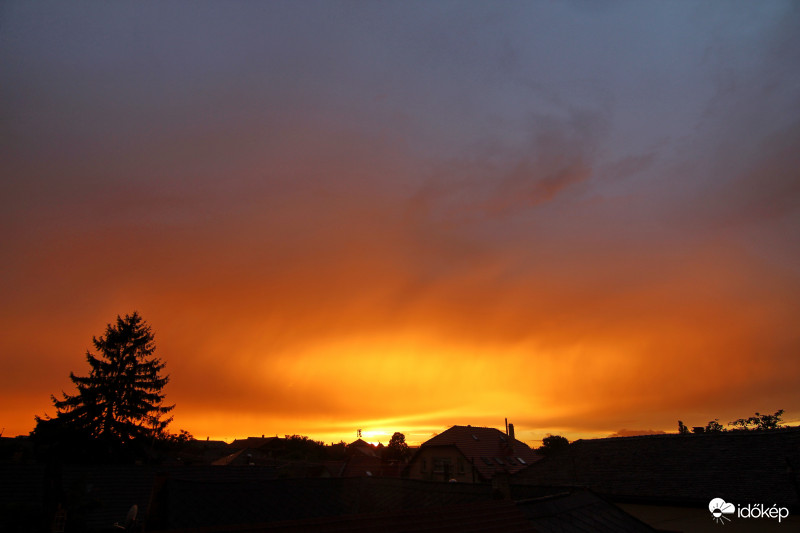 Látványos alkonyati záporfény.