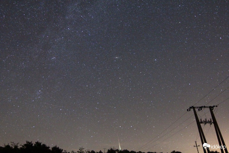 Fényes tűzgömb a keleti égen.