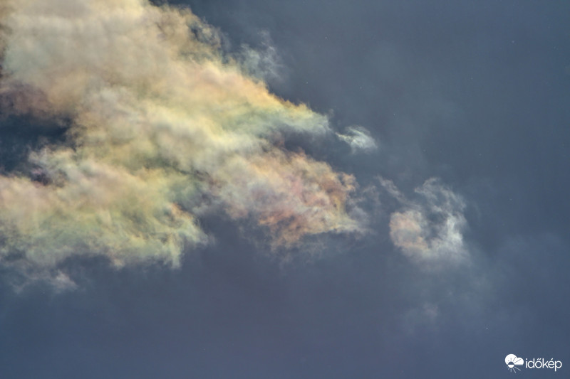 Irizáló felhők a vasárnapi napsütésben. (3)