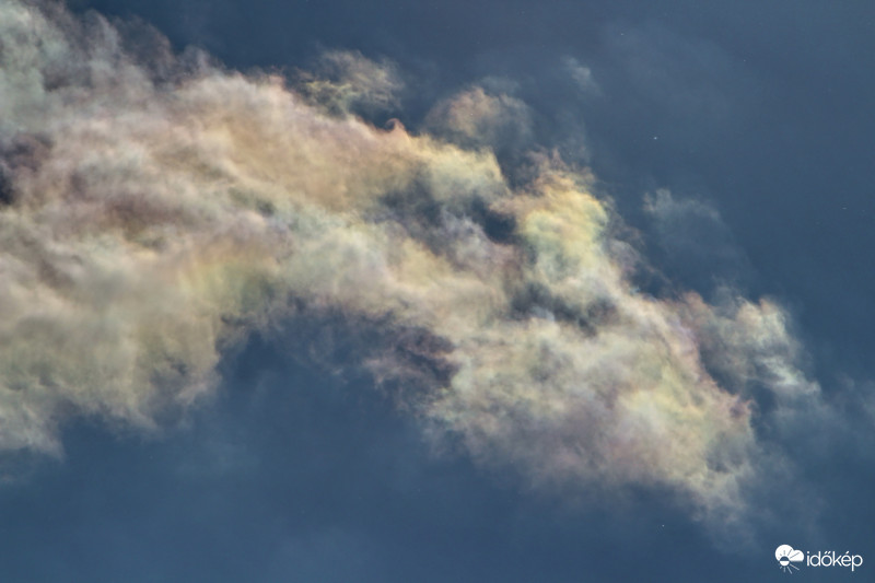 Irizáló felhők a vasárnapi napsütésben. (4)