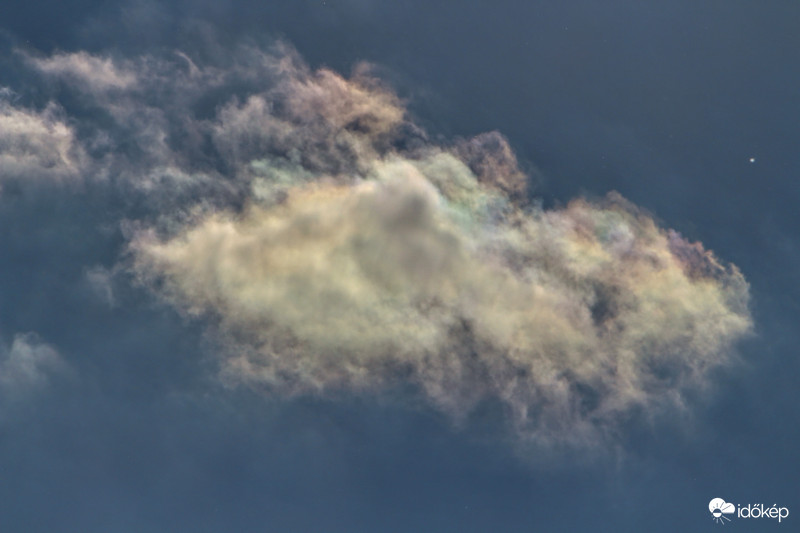 Irizáló felhők a vasárnapi napsütésben.(5)