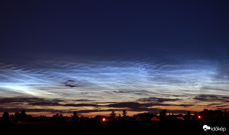 Látványos hajnali NLC