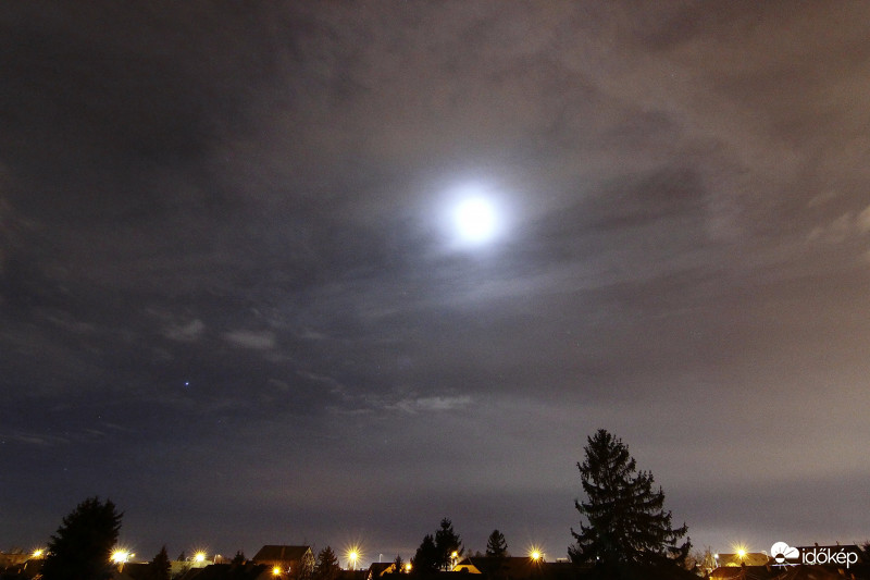 Gyenge holdkoszorú.