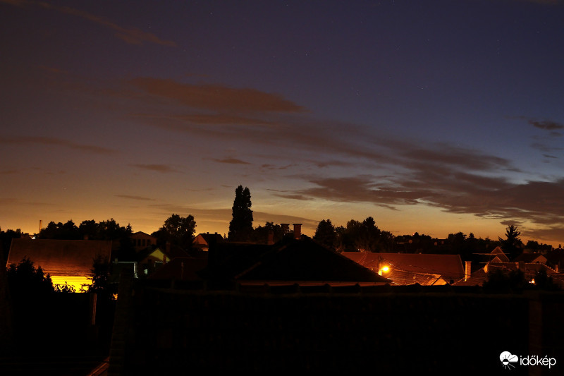 NLC ma hajnalban, a felhők között. 