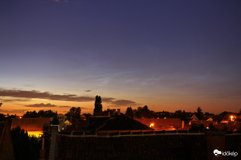 Világító felhő az esti égen