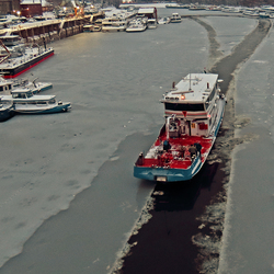 Jégtörő az Újpesti-öbölben