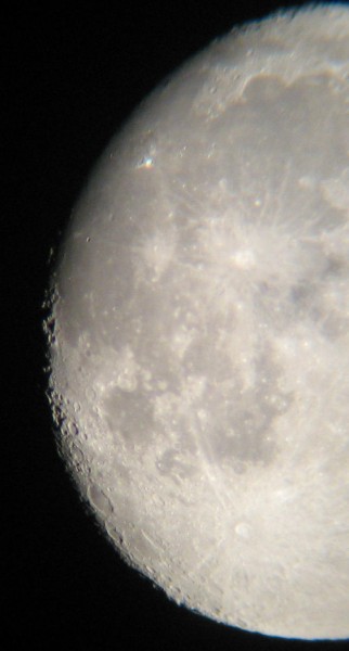 A föld nevű égitest első számú holdja