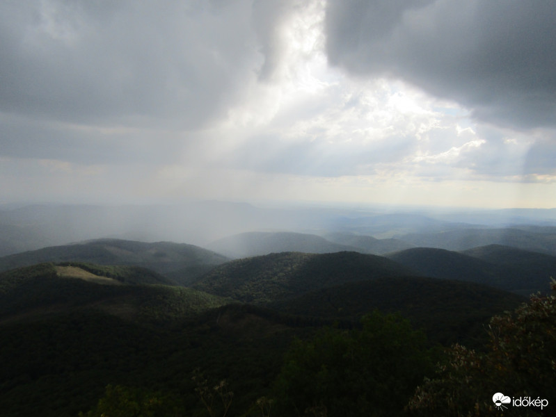 Zápor és napsugár