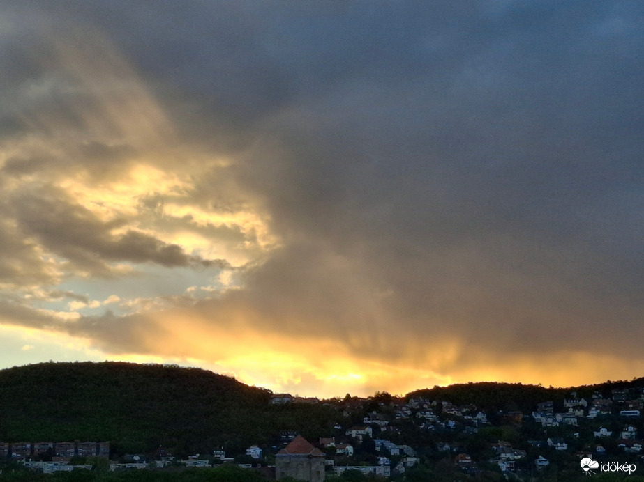 Sugárkoszorúval  búcsúzik a szetemberi nap.