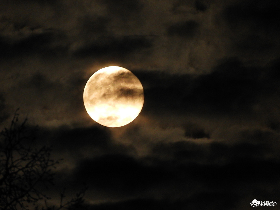 Telihold az újév 3. napján