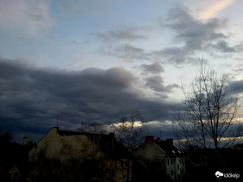 Délirányban ilyen a  v...felhő.. le sem írom, mert megvalósul. :P