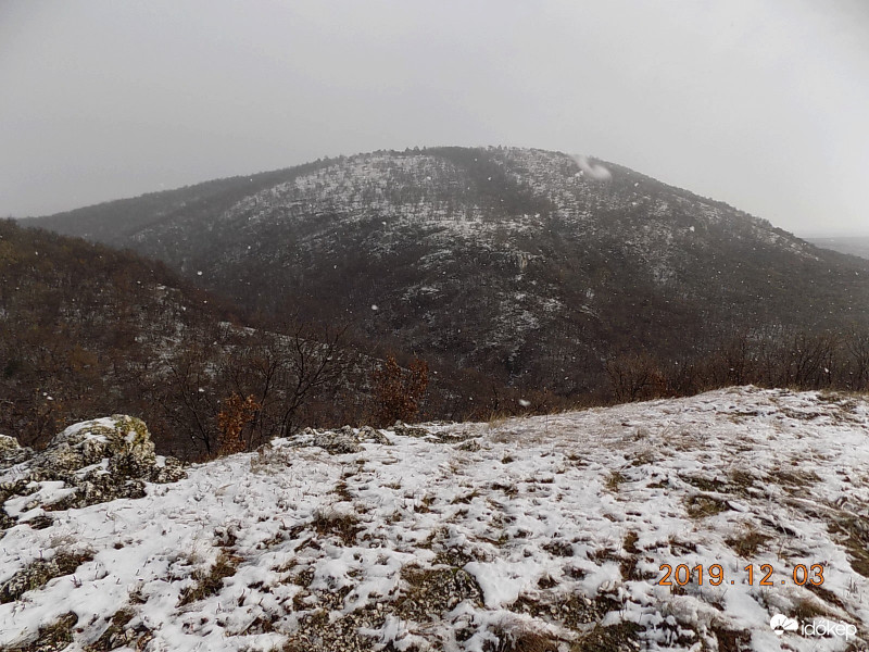 Bér-hegy hózápor közben.